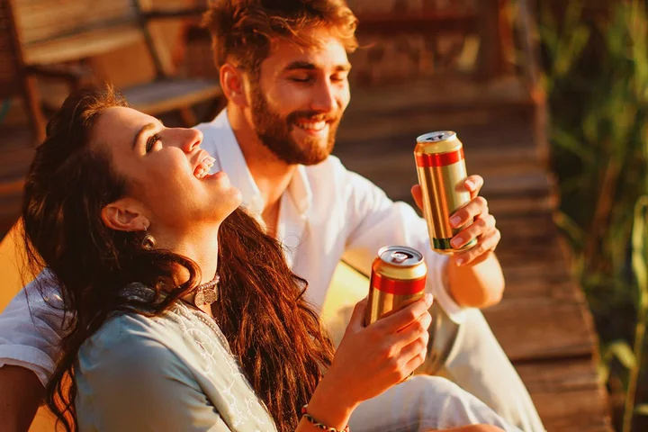 Jóvenes (Generación Z) consumiendo latas de cerveza