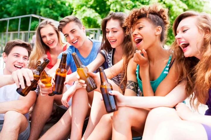 Jóvenes consumiendo cerveza sin alcohol, zebra striping