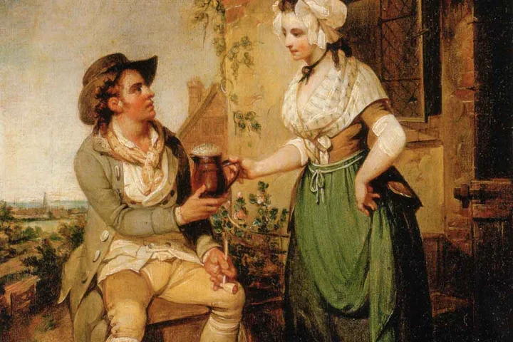 Camarera de taberna sirviendo cerveza a un hombre sentado