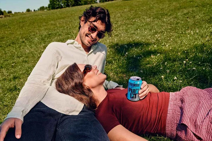 Jóvenes consumiendo Park IPA de BrewDog en los parques de Londres