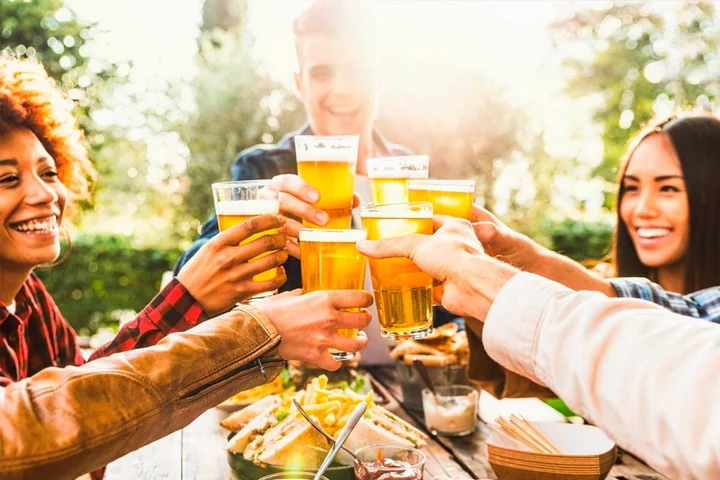 Jóvenes consumiendo cerveza sin alcohol en Reino Unido