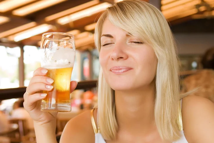 Mujer sumiller cata cerveza