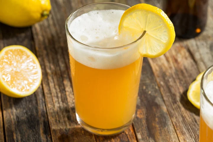 cerveza radler en vaso con limón
