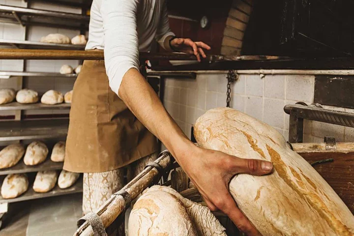 Panadero trabajando en un obrador de pan