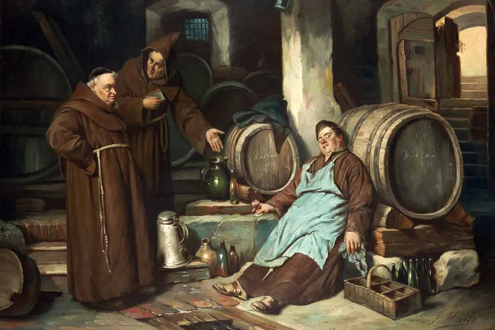 monjes en una bodega con barriles de cerveza