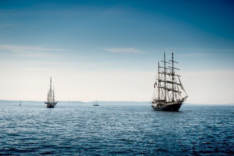 Barcos de transporte de vela en el mar