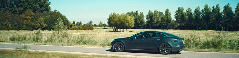 Coche de Tesla en una carretera rural